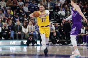 Doncic en los Lakers dando un pase
