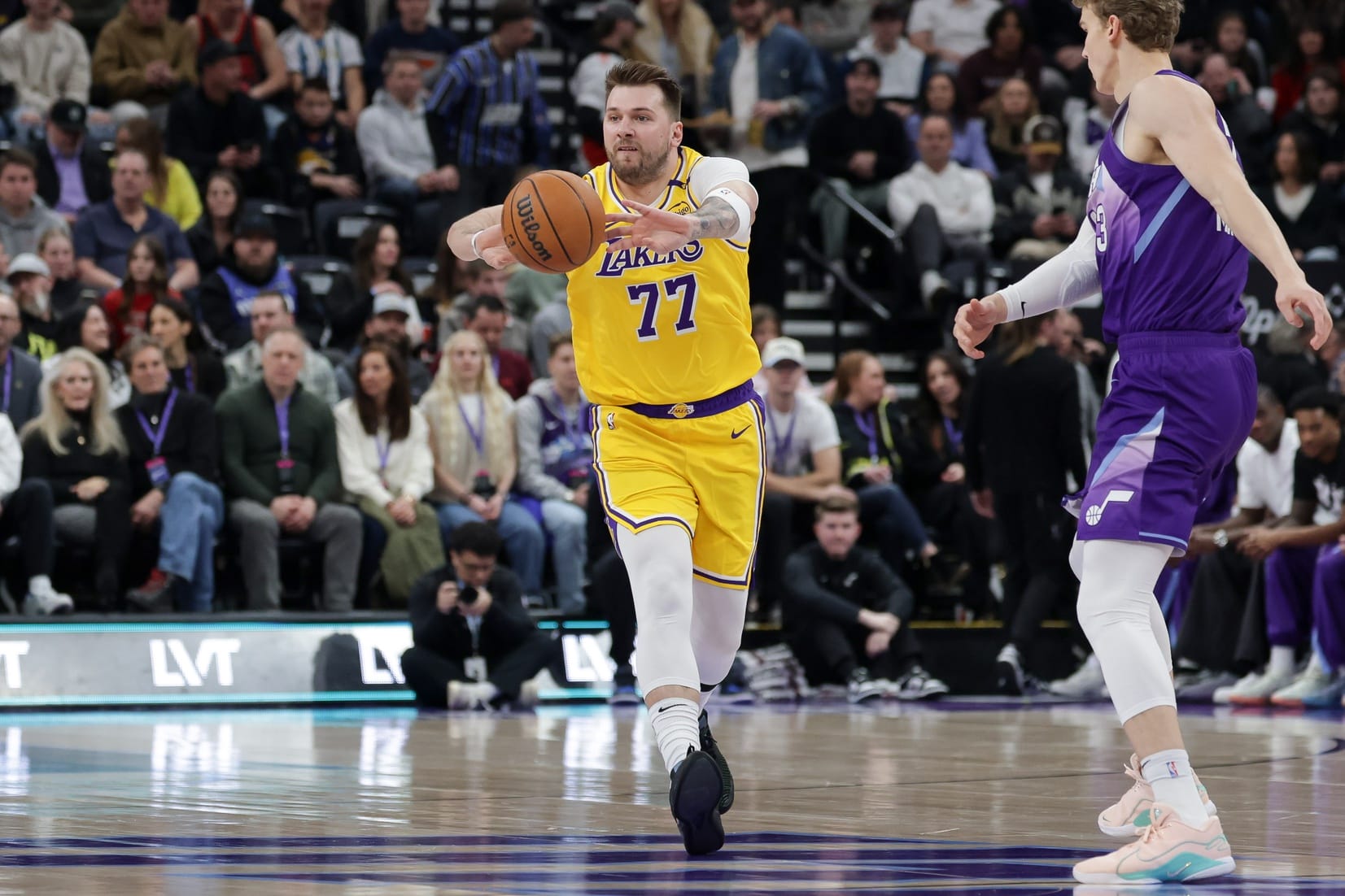 Doncic en los Lakers dando un pase