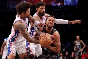 Paul George y Kelly Oubre Jr. pugnan por una posesión