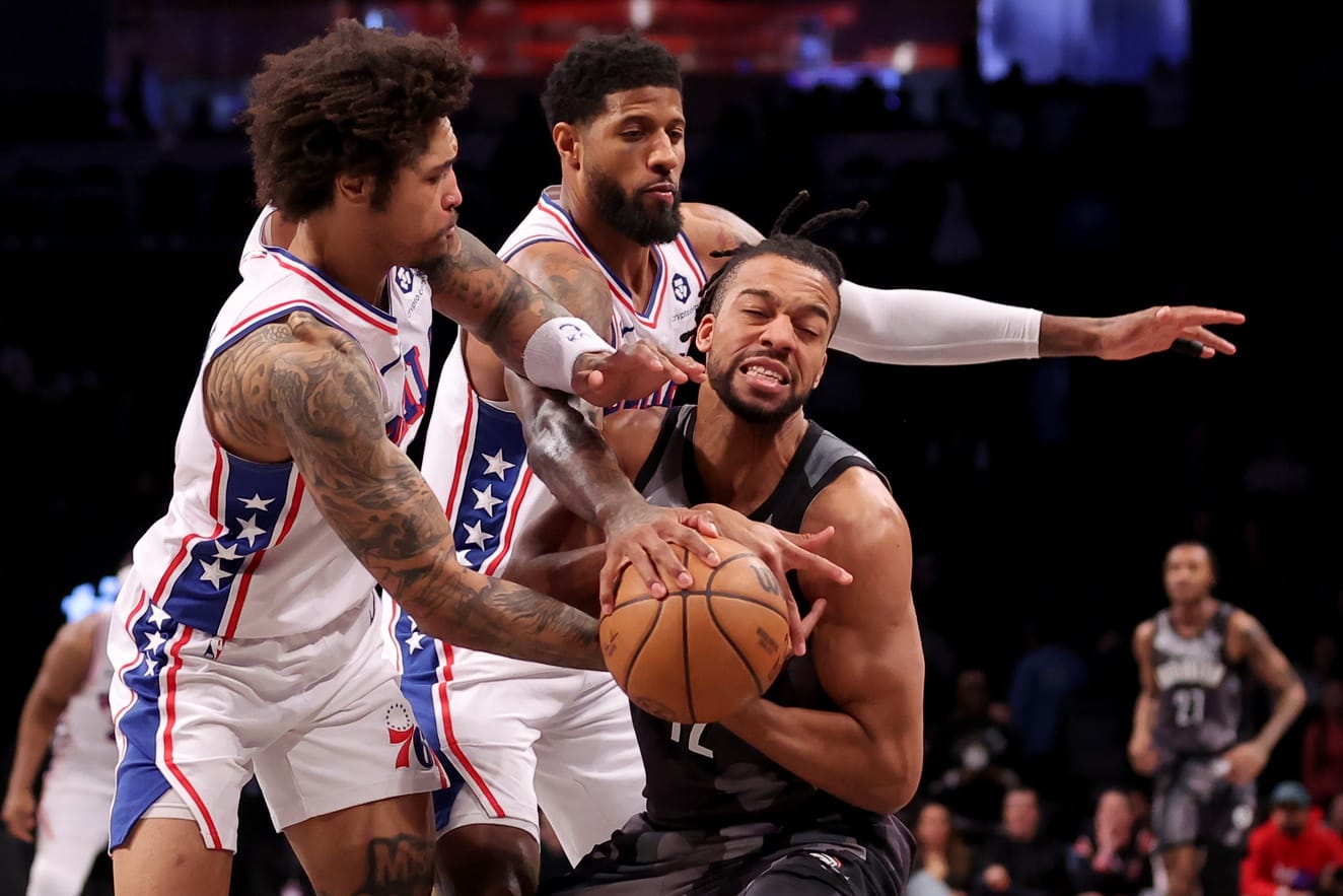 Paul George y Kelly Oubre Jr. pugnan por una posesión