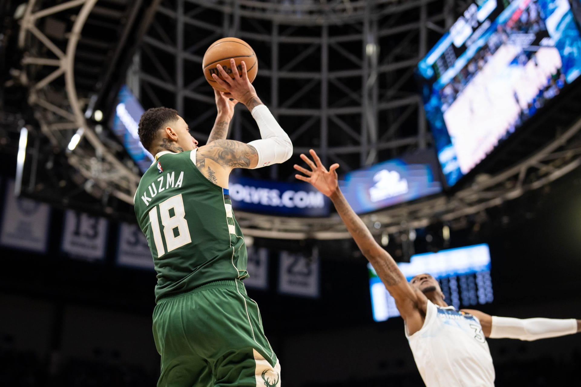 Kyle Kuzma lanzando a canasta contra los Wolves