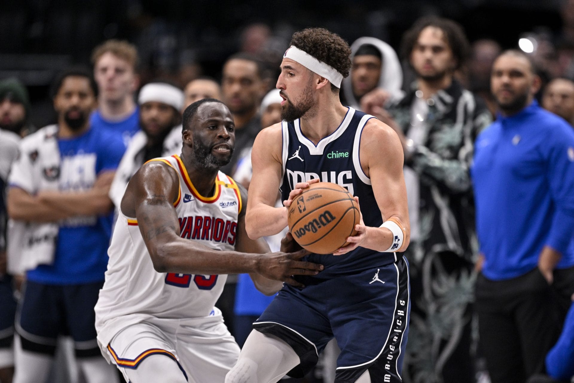 Klay Thompson, jugador de los Mavericks, defendido por Draymond Green, de los Warriors