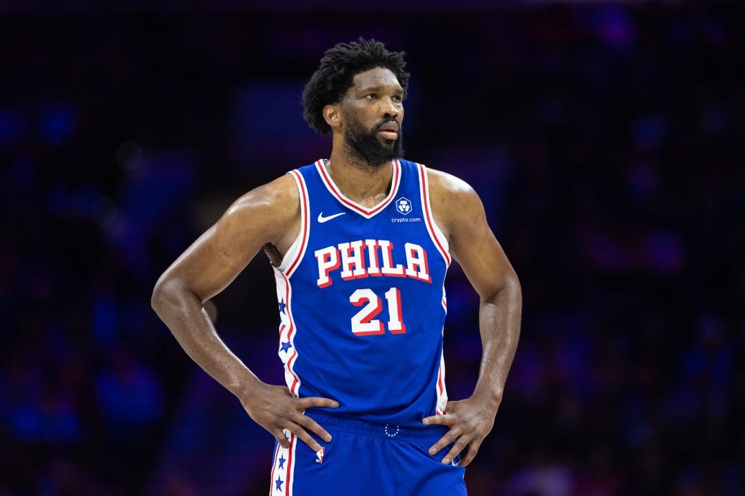 Joel Embiid mira a las gradas pensativo.