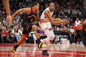 Scottie Barnes defiende a Kevin Durant