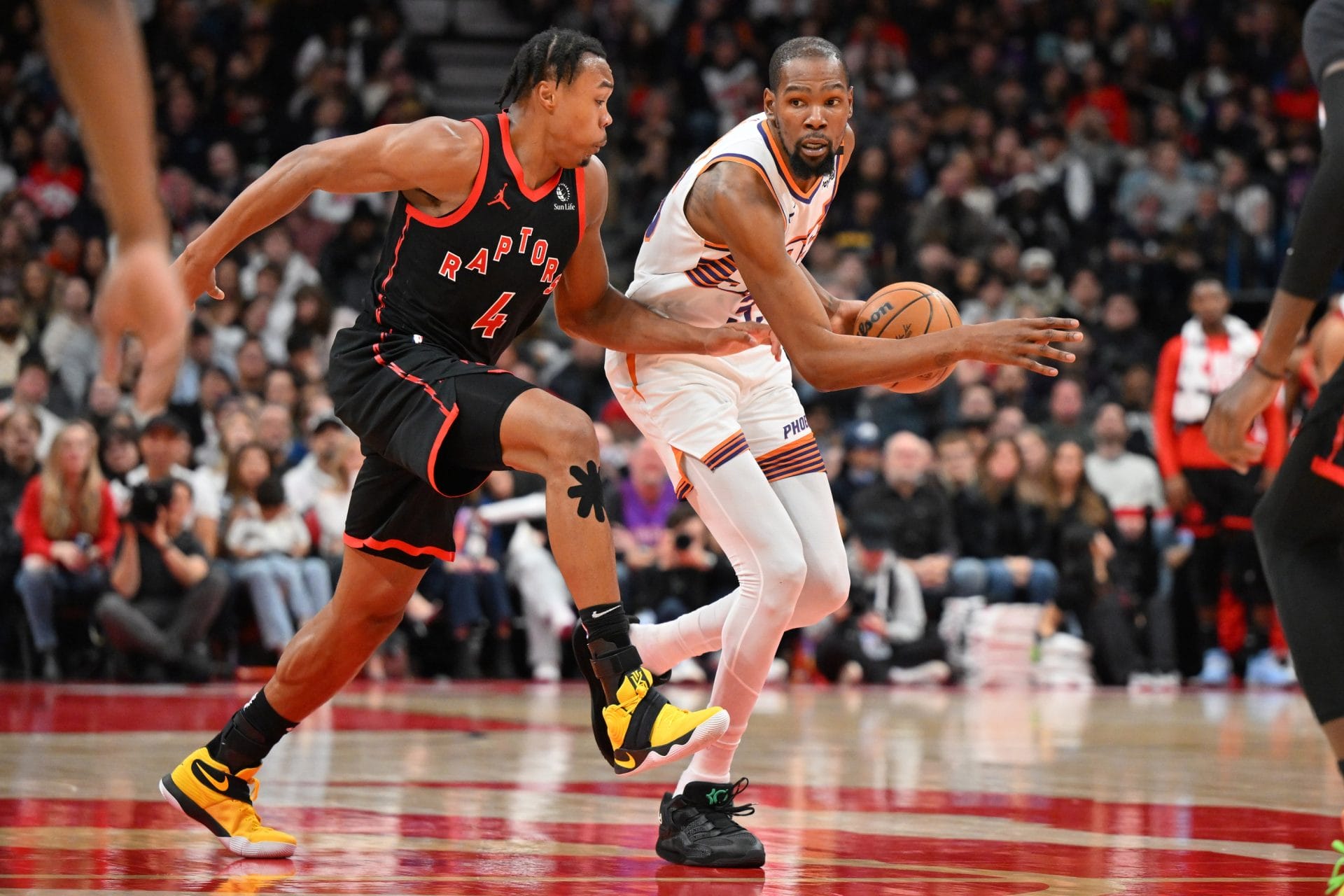 Scottie Barnes defiende a Kevin Durant