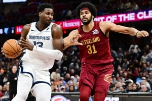 Jaren Jackson Jr. es defendido por Jarrett Allen
