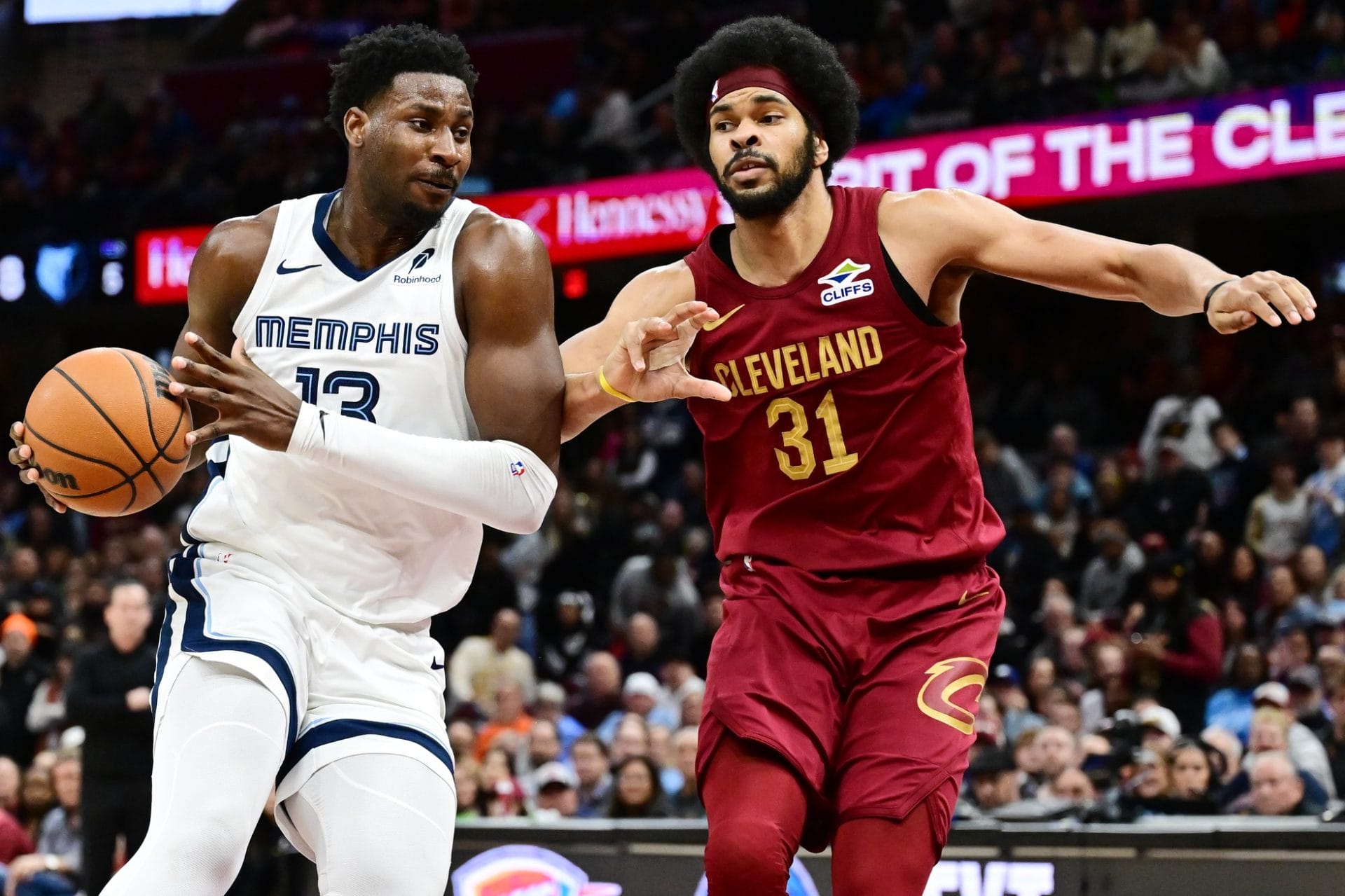 Jaren Jackson Jr. es defendido por Jarrett Allen