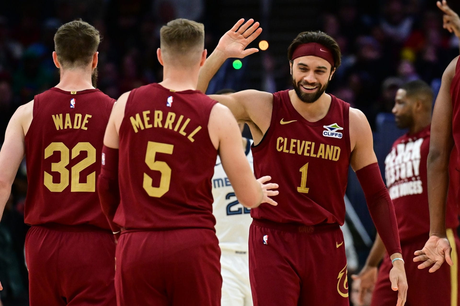 Varios jugadores de los Cavaliers celebran una victoria.