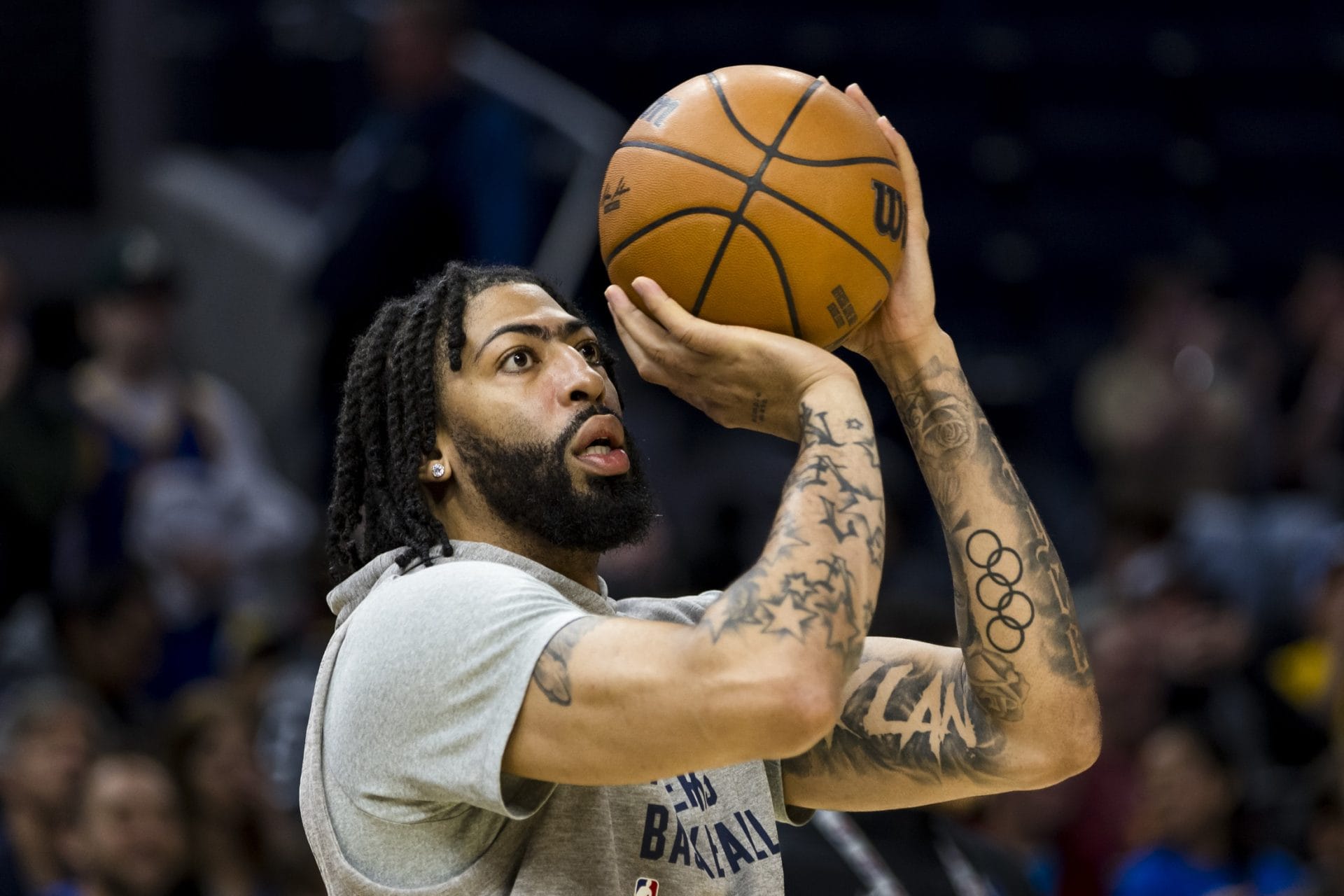 Anthony Davis en una ronda de tiro con los Mavericks