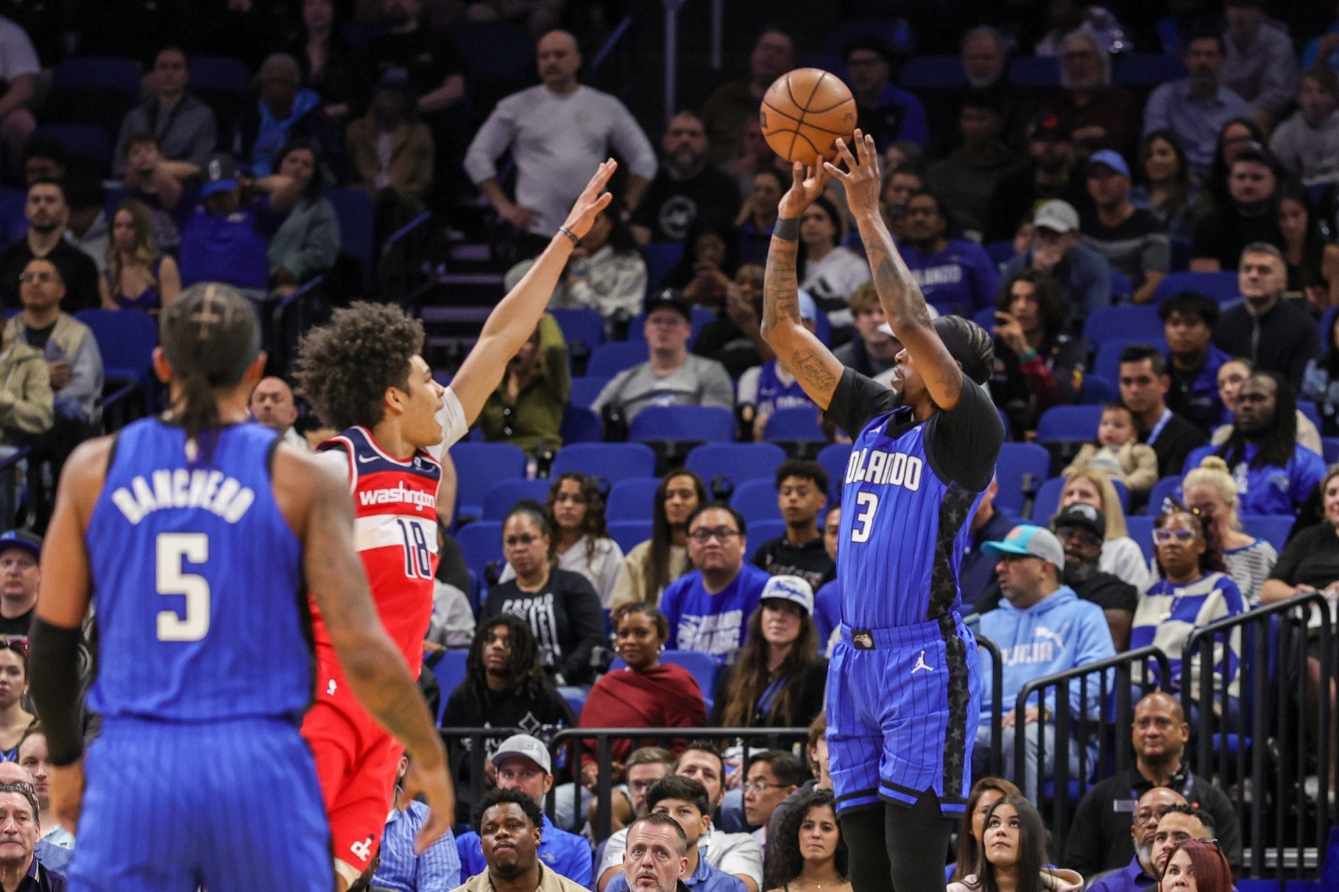 Kentavious Caldwell-Pope lanza a canasta.