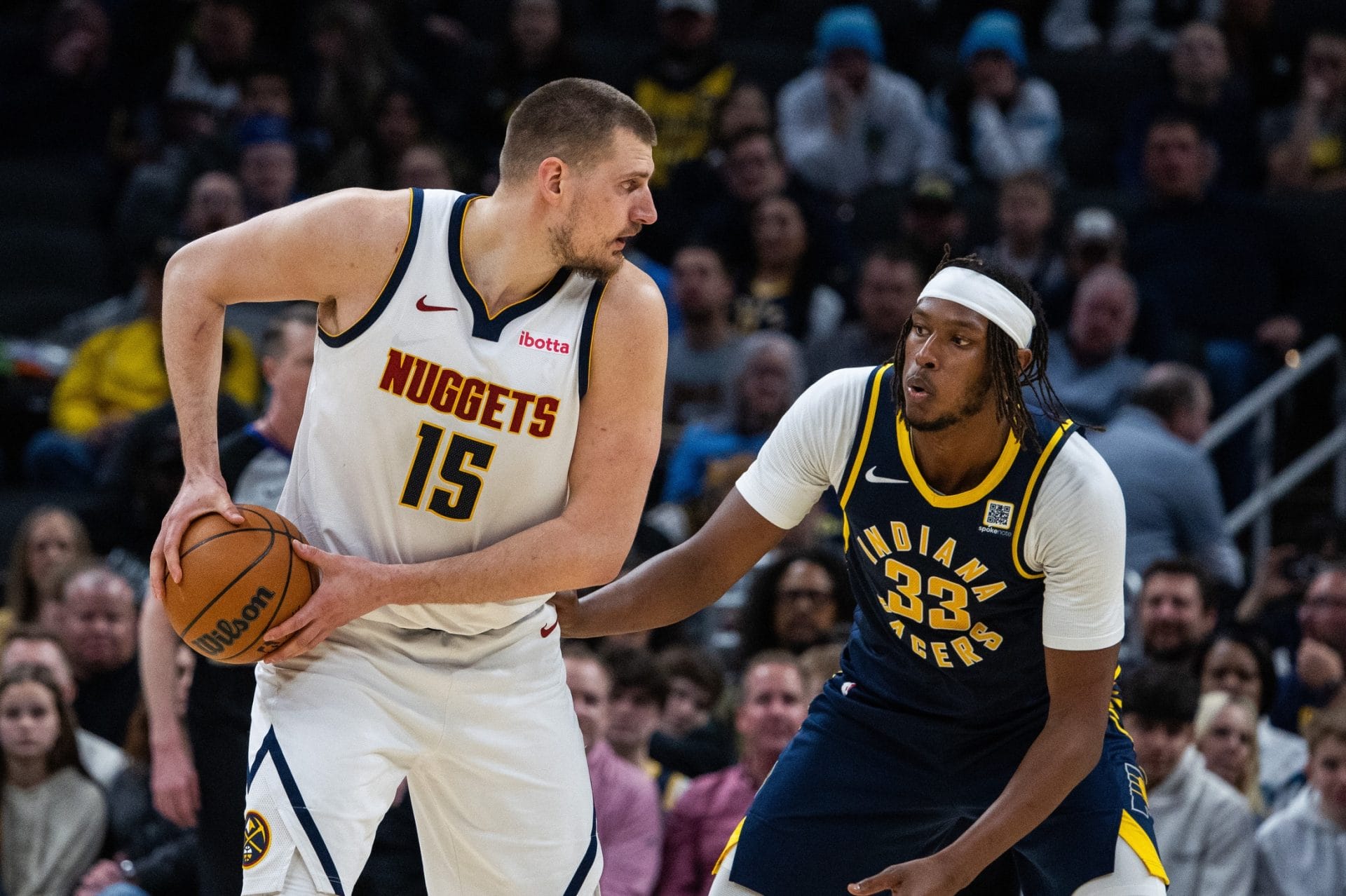 Nikola Jokic ataca ante Turner