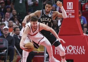 Giannis Antetokounmpo defiende a Alperen Sengün