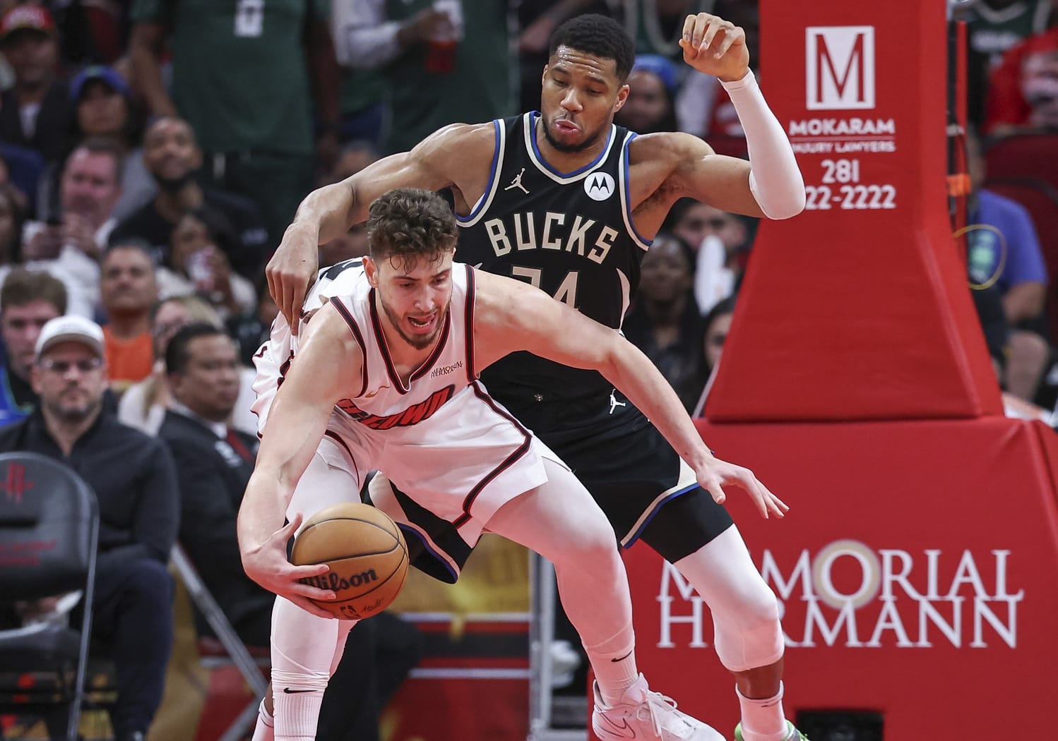 Giannis Antetokounmpo defiende a Alperen Sengün
