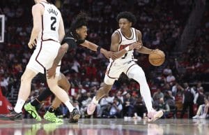 Amen Thompson con el balón