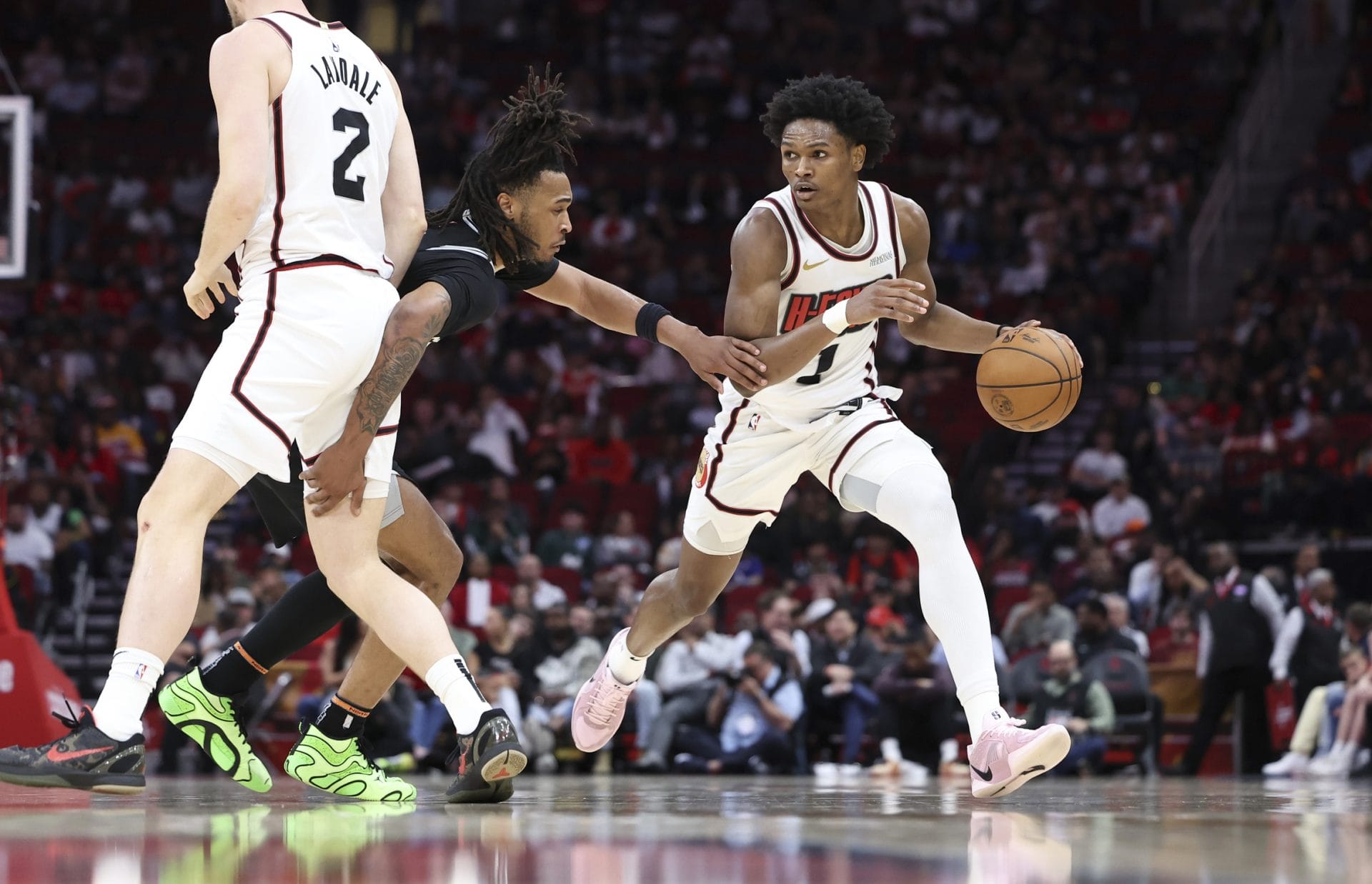 Amen Thompson con el balón