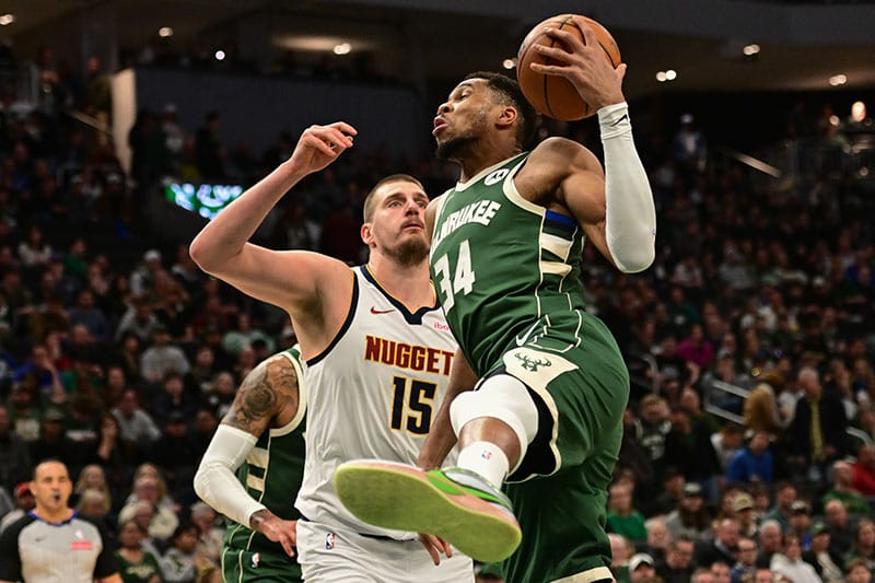 Giannis suma para los Bucks