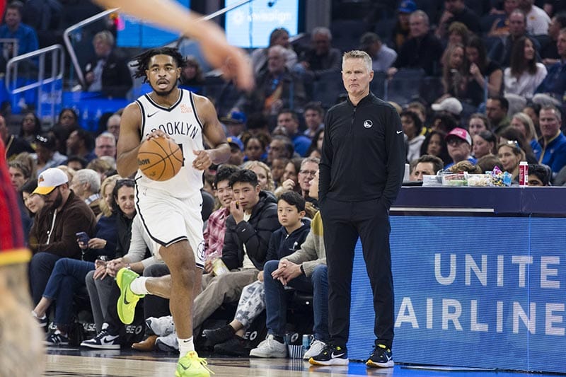 Cam Thomas sube el balón