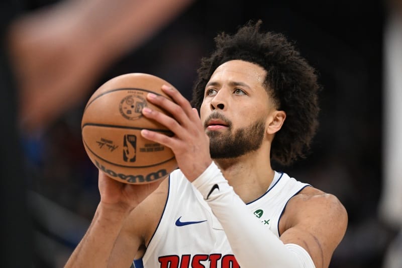 Cade Cunningham lanza un tiro libre