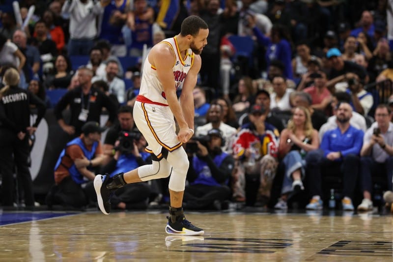 Curry celebra un triple