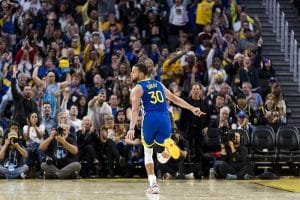 Curry celebra un triple en el Warriors vs Mavs