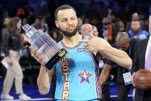 Stephen Curry con el trofeo del MVP