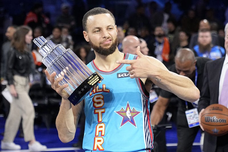 Stephen Curry con el trofeo del MVP