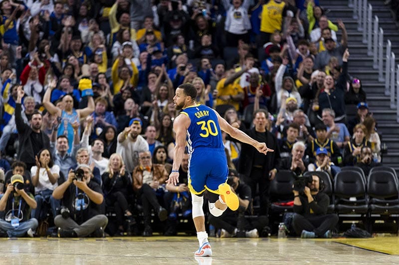 Curry celebra un triple en el Warriors vs Mavs