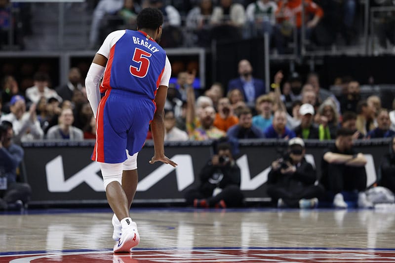 Malik Beasley celebra un triple para los PIstons
