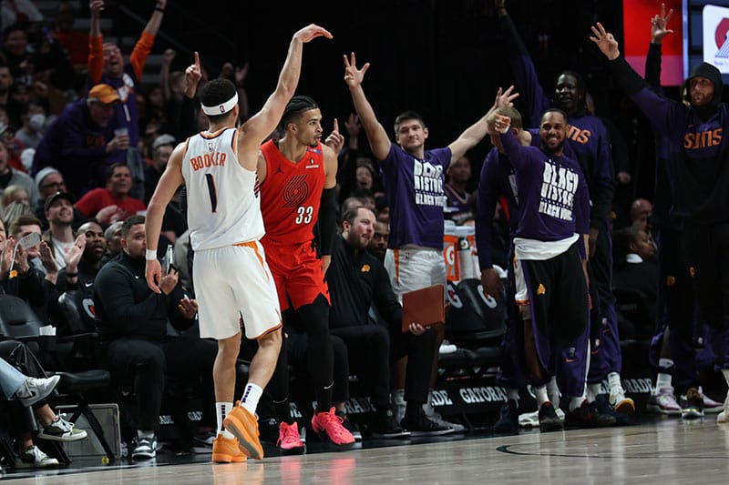 Booker anota un triple