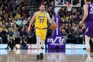 Doncic sube el balón para los Lakers