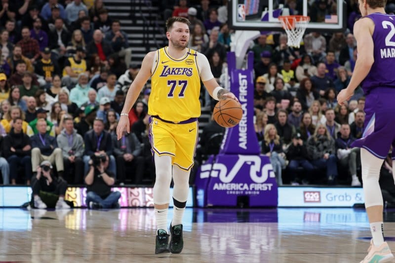 Doncic sube el balón para los Lakers