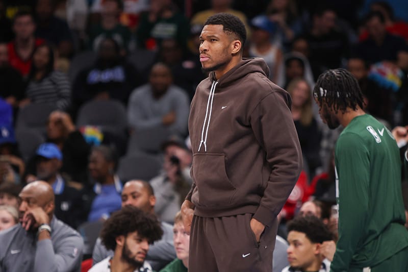 Giannis ve al equipo desde el banquillo