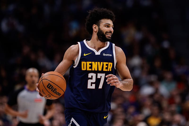Jamal Murray con el balón