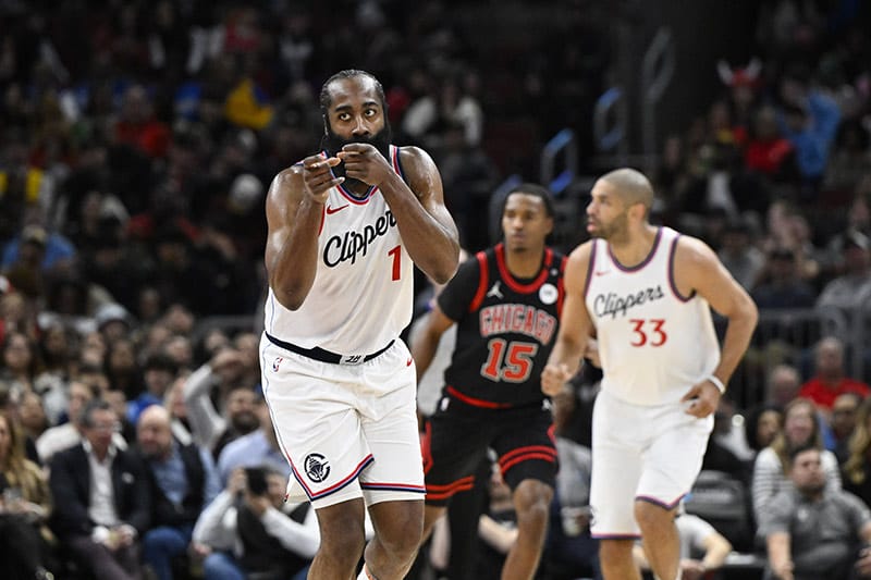 James Harden celebra un triple
