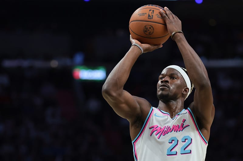 Butler lanza a canasta
