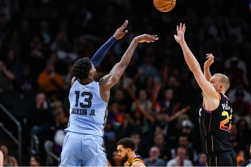 Jackson lanza sobre Plumlee