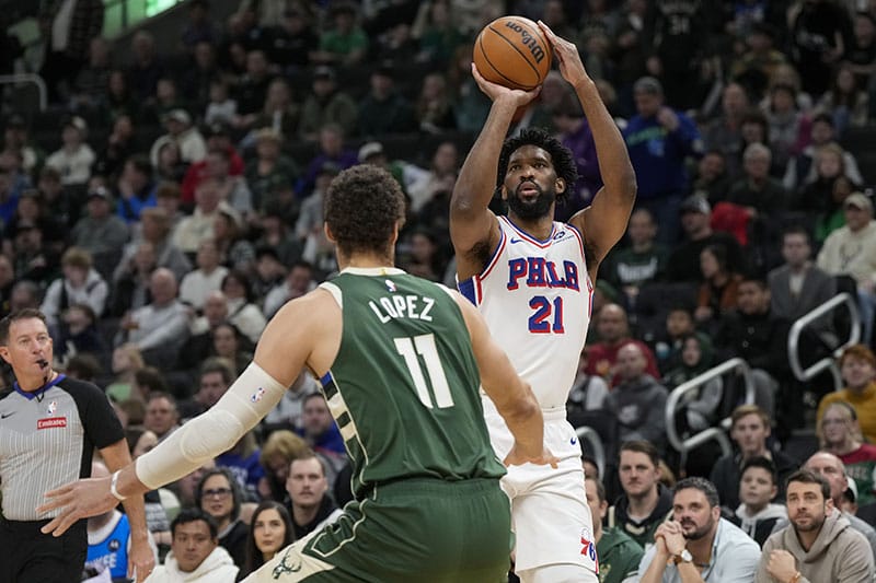 Embiid lanza sobre Brook Lopez