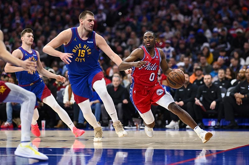 Maxey ataca la defensa de Jokic