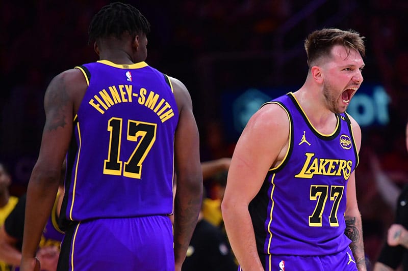 Doncic celebra una canasta con los Lakers