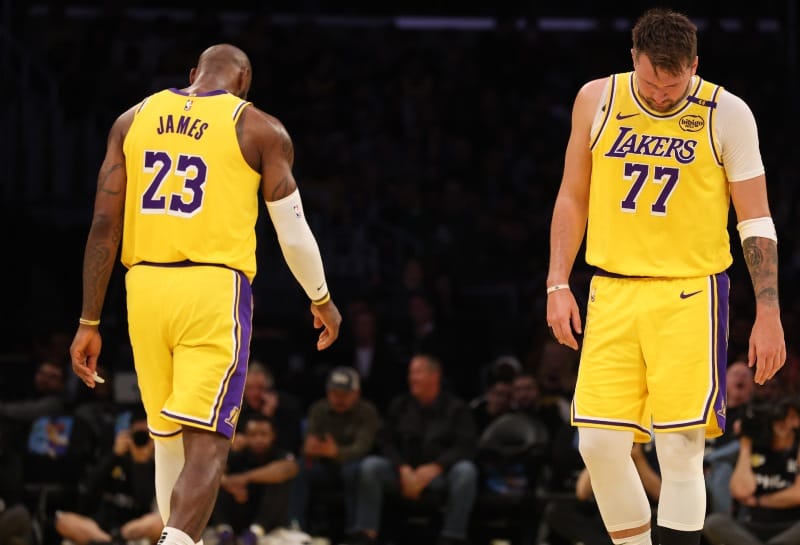 LeBron y Doncic cabizbajos