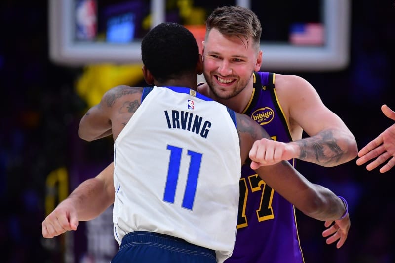 Doncic abraza a Irving