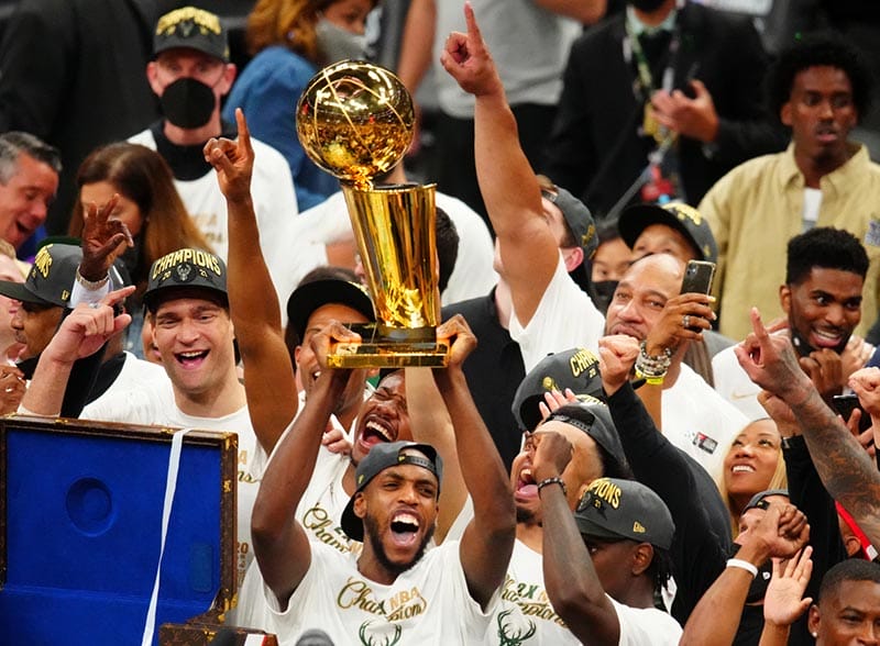 Khris Middleton celebra el título ganado en 2021
