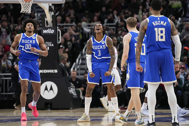 Kevin Porter Jr. celebra una canasta para los Bucks