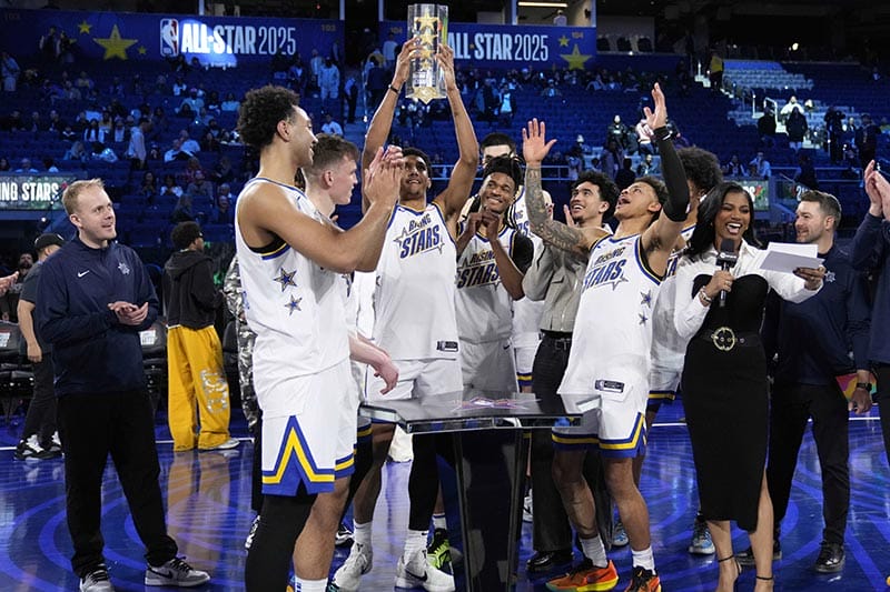 Los ganadores del Rising Stars Championship celebran el triunfo