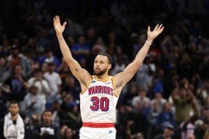 Curry celebra un triple