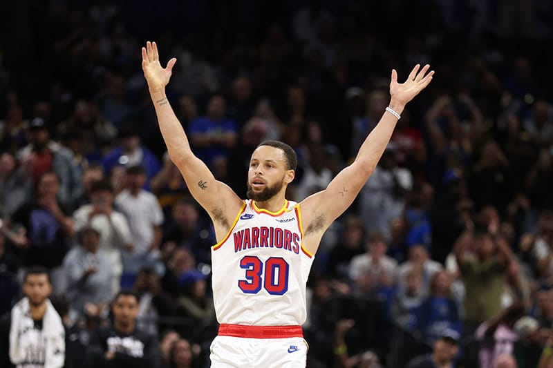Curry celebra un triple