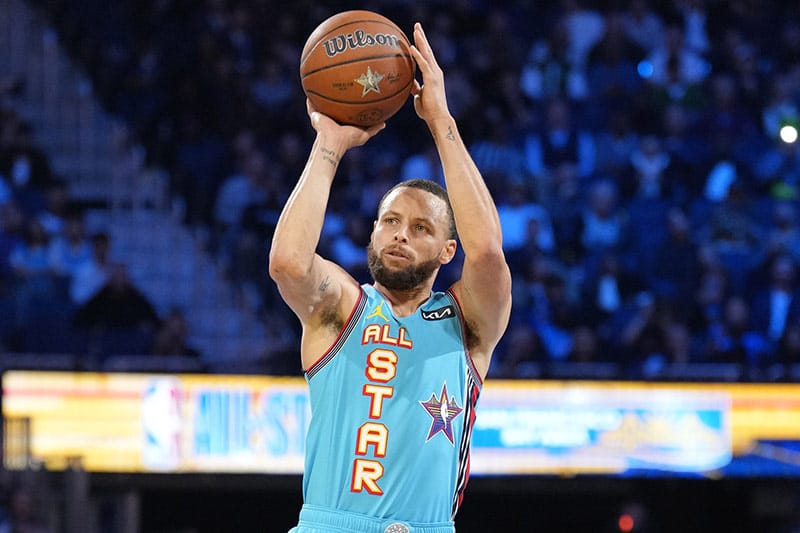 Curry anota un triple