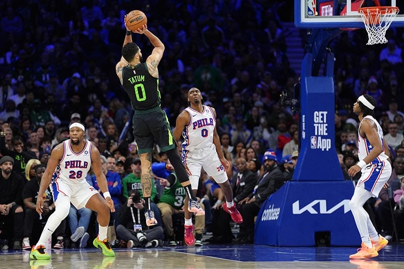 Tatum anota ante los 76ers