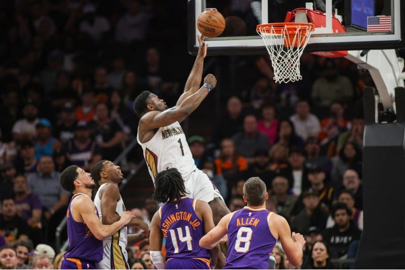 Zion Williamson ataca el aro