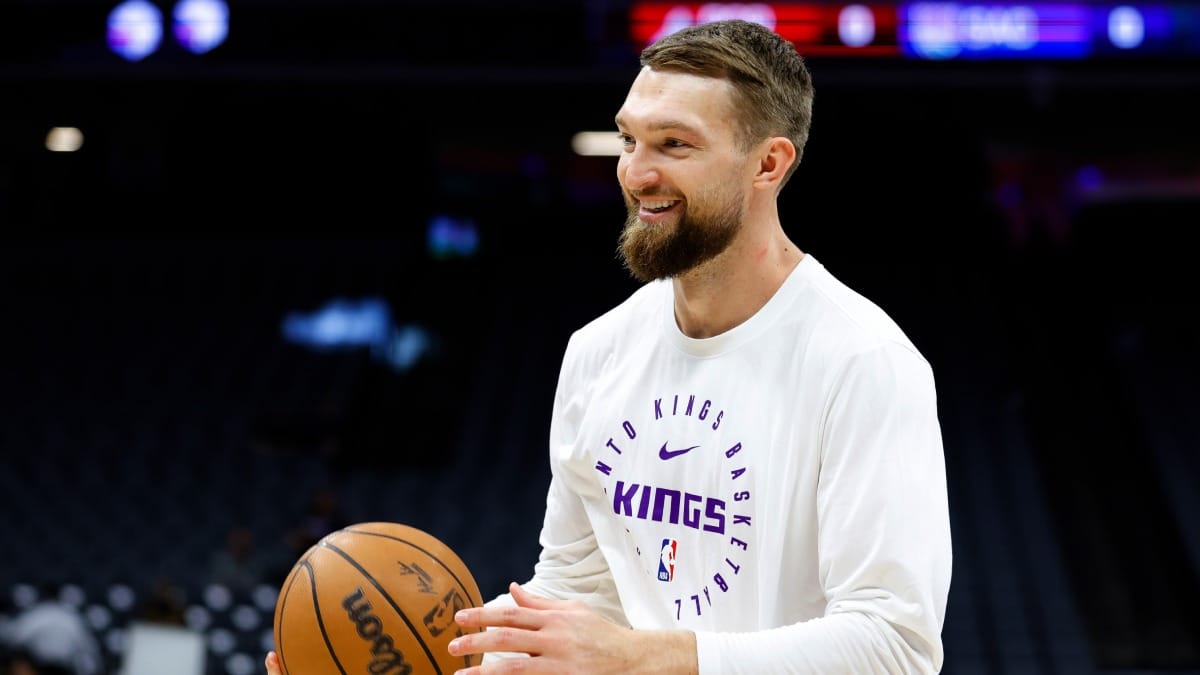 Domantas Sabonis calentando con balón.